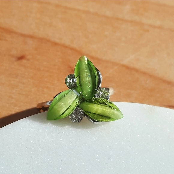 Unique, beautiful ring with adjustable band - Picture 2 of 3